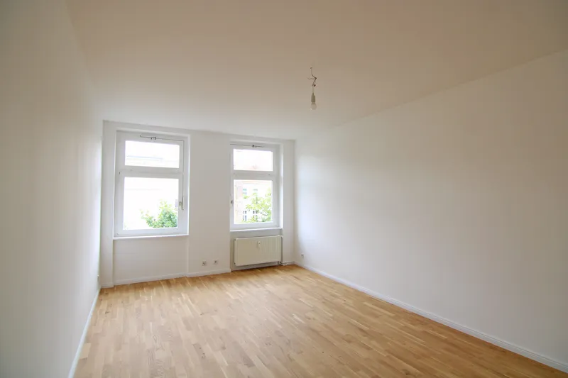 Zauberhafte Altbauwohnung im Gartenhaus mit EBK und Wannenbad im 4. OG! — photo 1